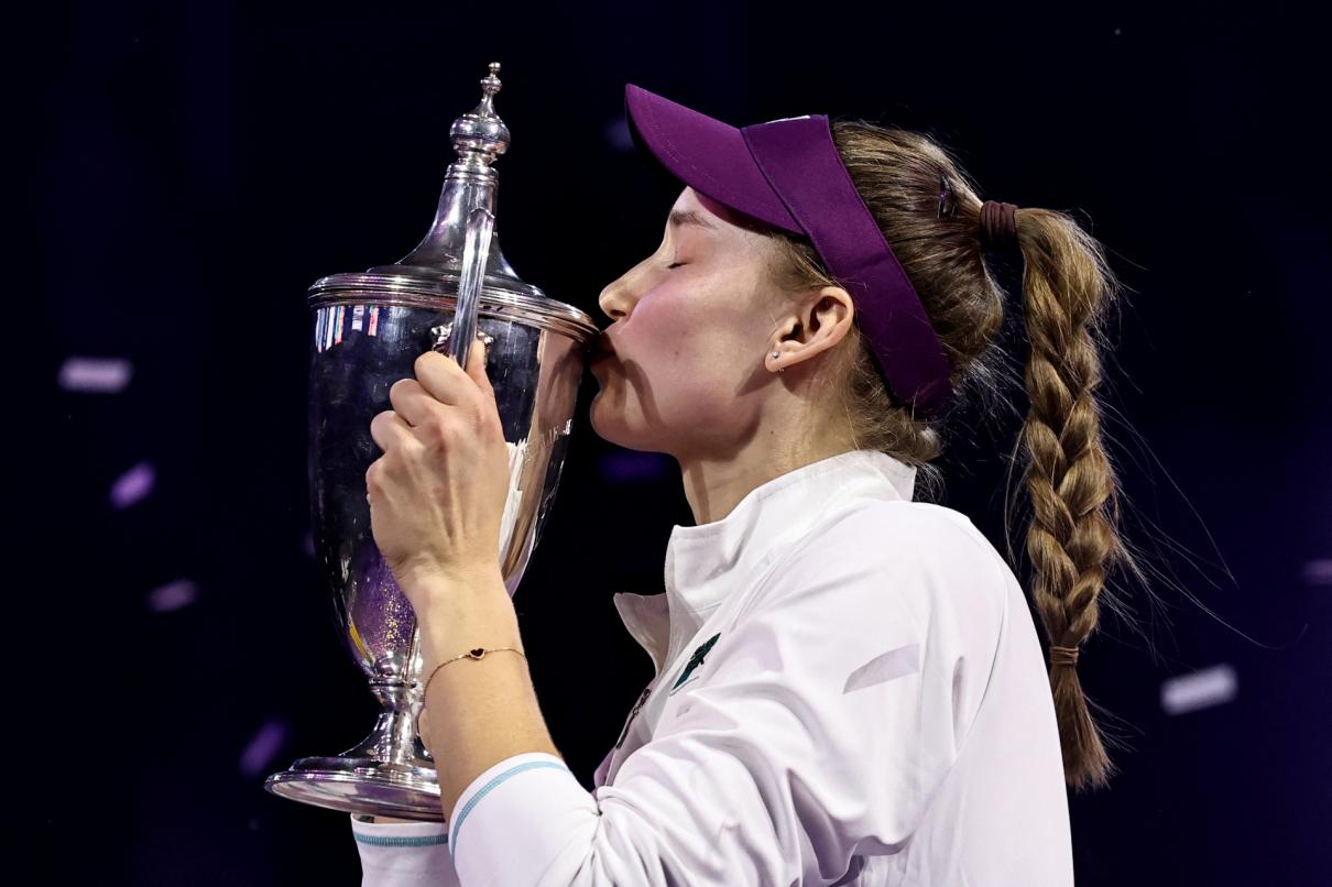 Scène étonnante à Riyad : Rybakina refuse de poser avec la directrice de la WTA après son sacre