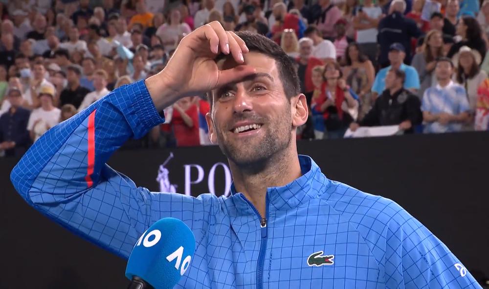 Quand Djokovic pousse la chansonnette sur la Rod Laver Arena pour l'anniversaire de sa mère
