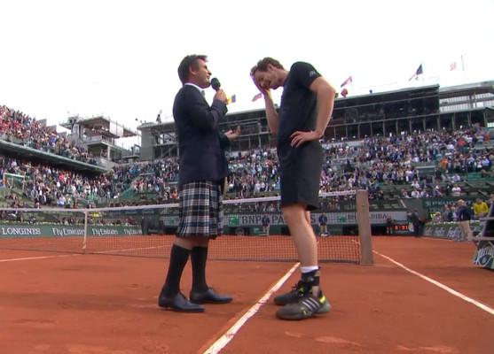 Santoro en kilt pour interviewer Murray 