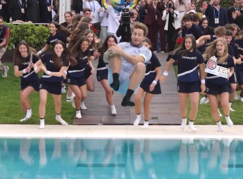 Ruud a eu droit au traditionnel plongeon dans la piscine à Barcelone !