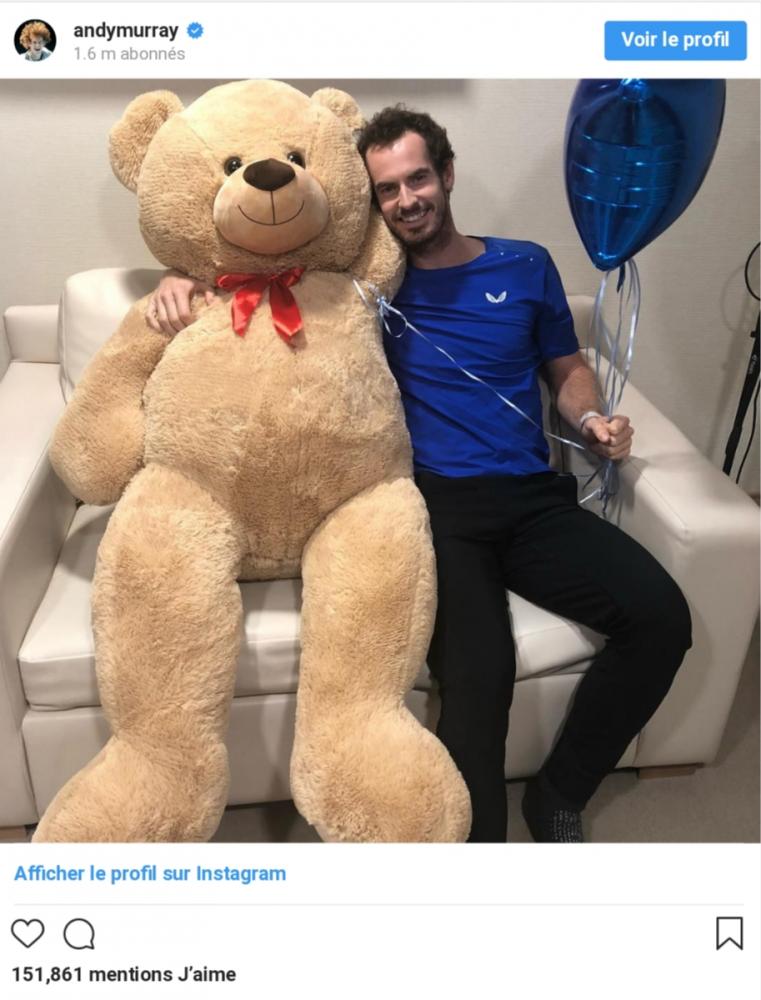 Après son opération de la hanche, Murray a reçu un ours en peluche géant de la part de Stan Wawrinka, en signe de soutien et d'amitié.