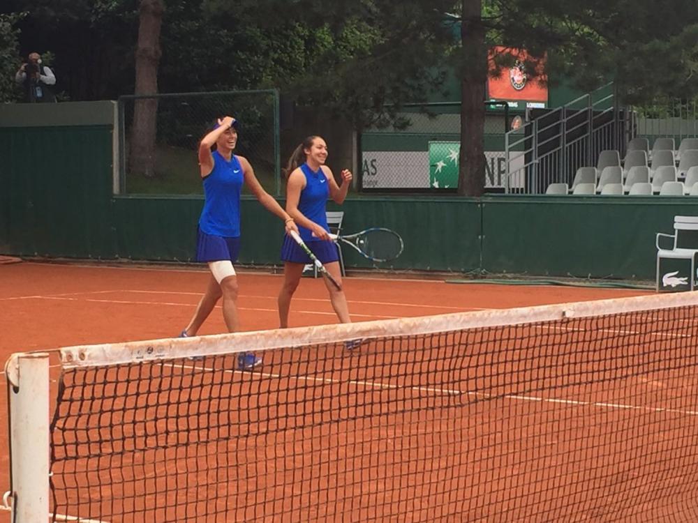 Olga Danilovic et Paula Arias Manjon remportent le double filles à Roland Garros, en surprenant les têtes de série numéro 1 en finale.