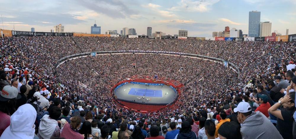 42 517 personnes, un record, ont assisté au match exhibition de Federer et Zverev à Mexico, remporté par le Suisse 3-6, 6-4, 6-2.