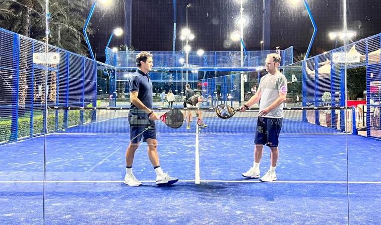 Federer de retour sur un court