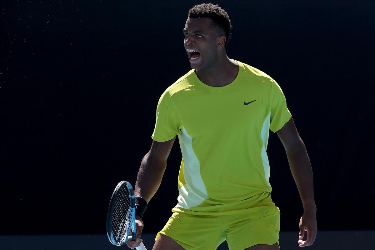 Mpetshi Perrikar Medjedoviç-i məğlub edərək Vinston-Salem yarımfinalına vəsiqə qazanır