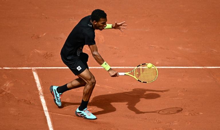 Auger-Aliassime prévient Alcaraz : “Carlos, Zverev ou encore Sinner sont les gars que vous voulez battre.” 