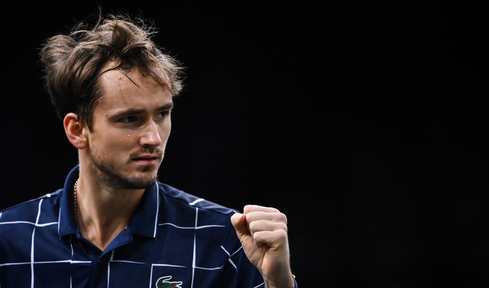 Medvedev croque Djokovic et se qualifie pour les demies du Masters 