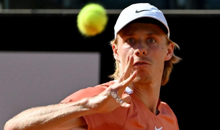 Vidéos - Shapovalov a vraiment eu du mal à contrôler les services de Mpetshi Perricard !