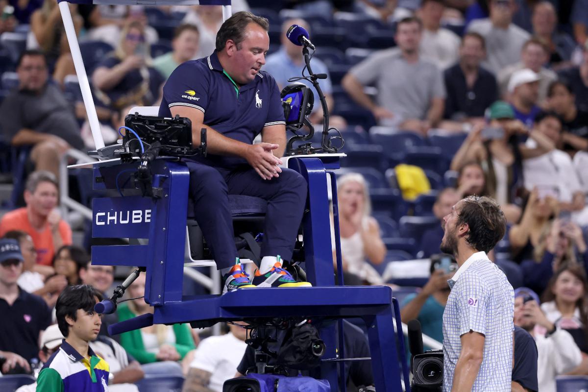 « Je suis une victime et je suis totalement innocent », le photographe qui a causé l’interruption du match entre Bonzi et Medvedev s’explique