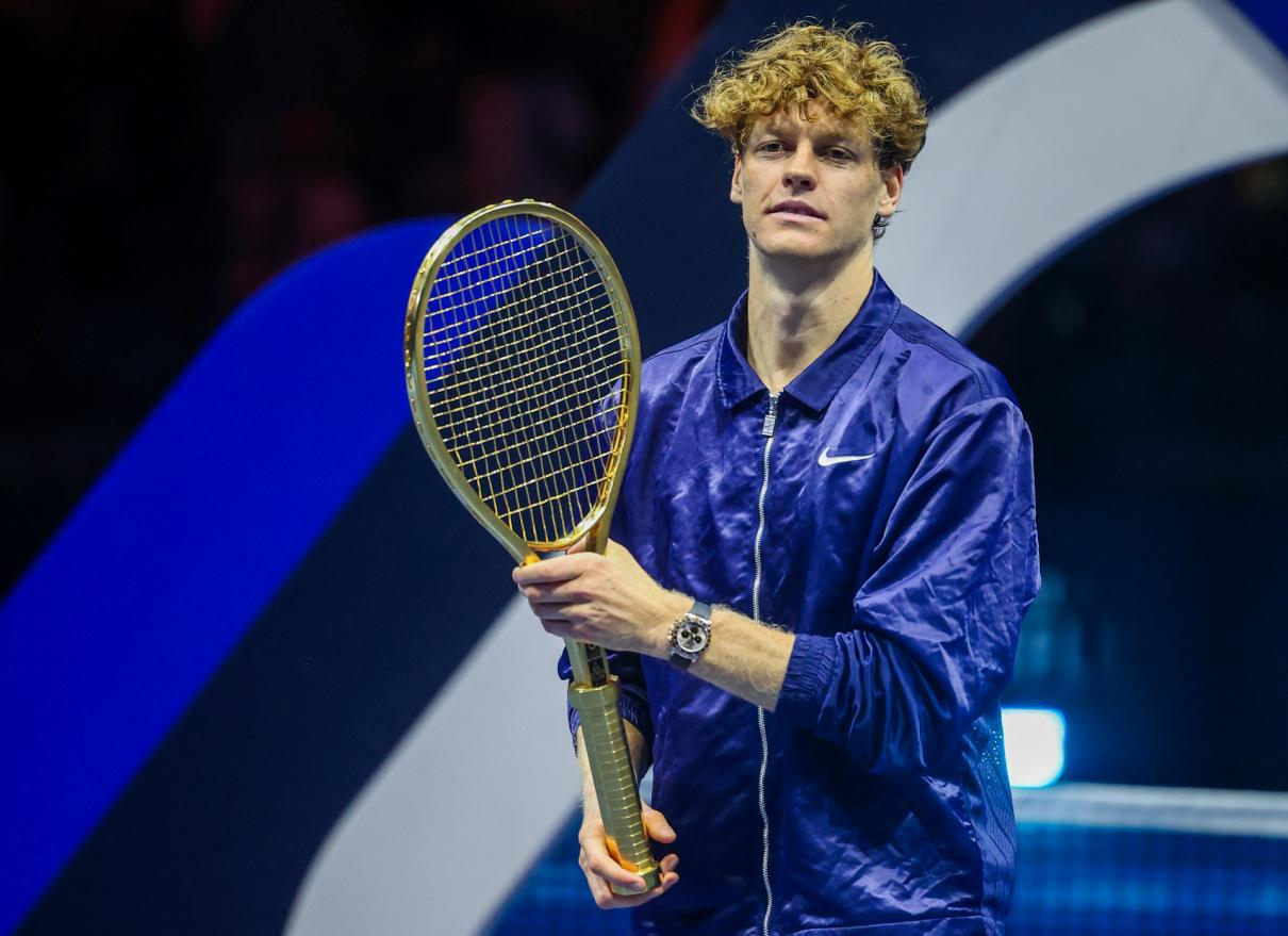 Une raquette en or : le trophée extravagant offert à Jannik Sinner après sa victoire au Six Kings Slam