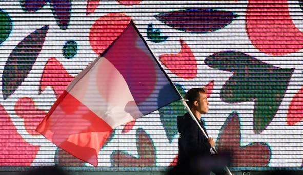 Gaston fait honneur à son statut de porte drapeau de la délégation française aux Jeux Olympiques de la jeunesse