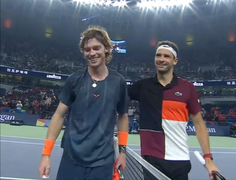 Magnifique poignée de main entre Dimitrov et Rublev.