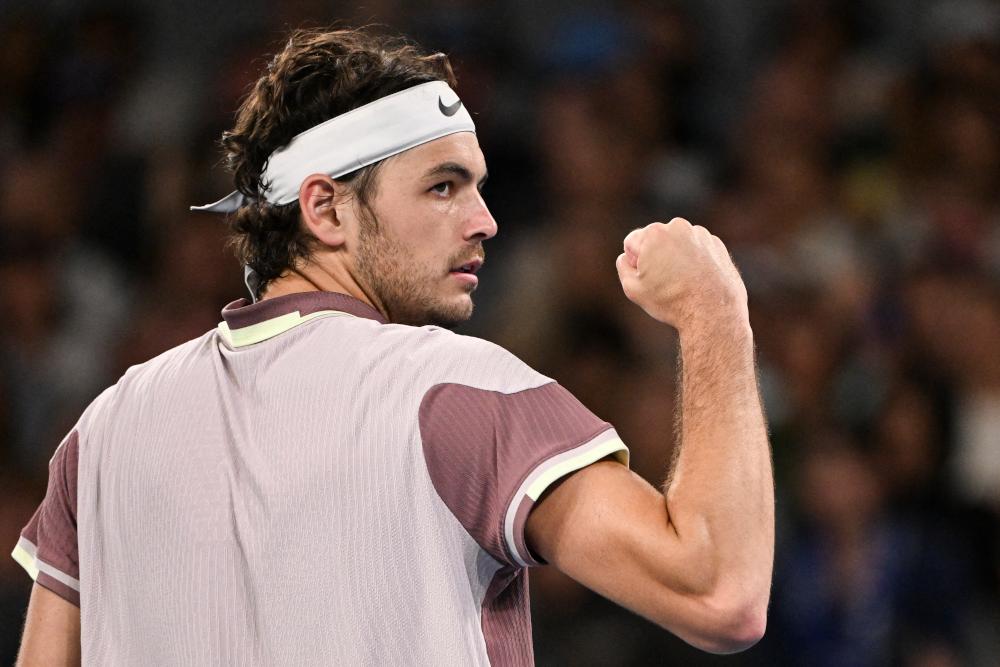 Fritz stoppe Tsitsipas et rejoint Djokovic !