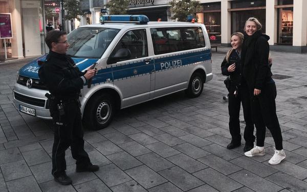 Sharapova arrêtée par la police allemande à 7h du matin dans la rue, mais juste pour demander une photo