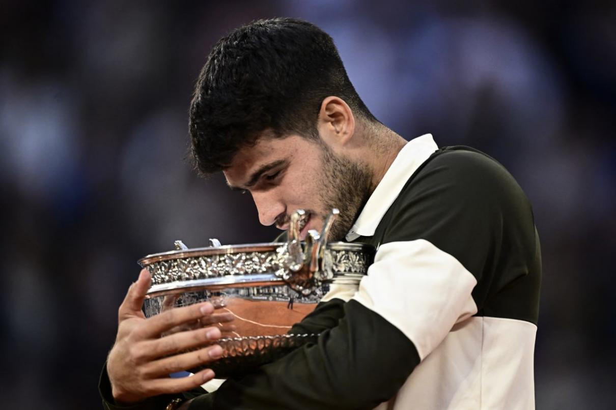« Je dis tout le temps que ce tournoi est particulier pour moi », les premiers mots d’Alcaraz après son deuxième titre consécutif à Roland-Garros
