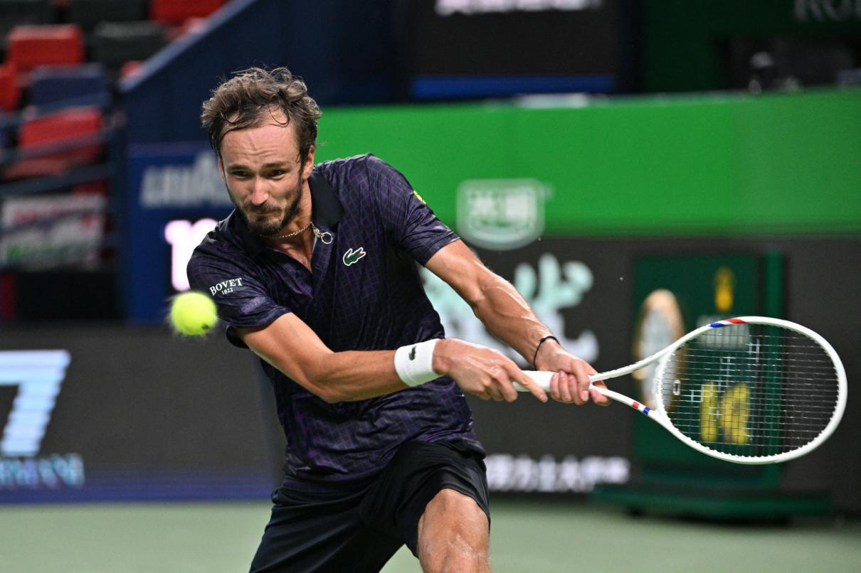 Vidéo - À Vienne, Daniil Medvedev reste impassible face à un danseur déguisé en balle de tennis