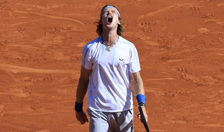 Rublev en quarts à Monte-Carlo. Le Russe vient de battre son compatriote Khachanov sur le Court des Princes. Après une 1ère manche très indécise, il a nettement pris le dessus dans la 2ème.