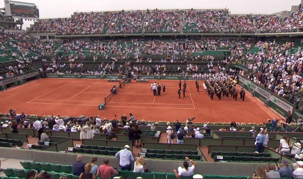 Roland Garros, l'aviateur, a eu droit aux hommages militaires sur le Chatrier pour les 100 ans de sa mort, en fin de 1ère guerre mondiale.