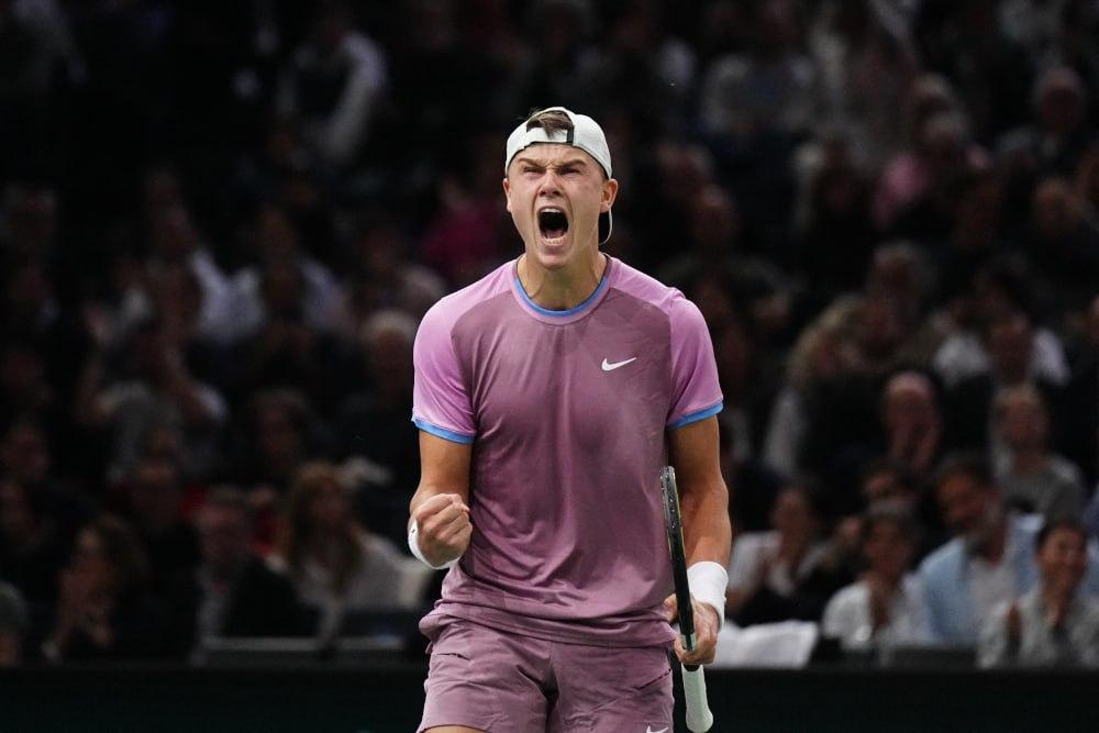 Rune crée la surprise face à De Minaur et rejoint les demi-finales à Paris