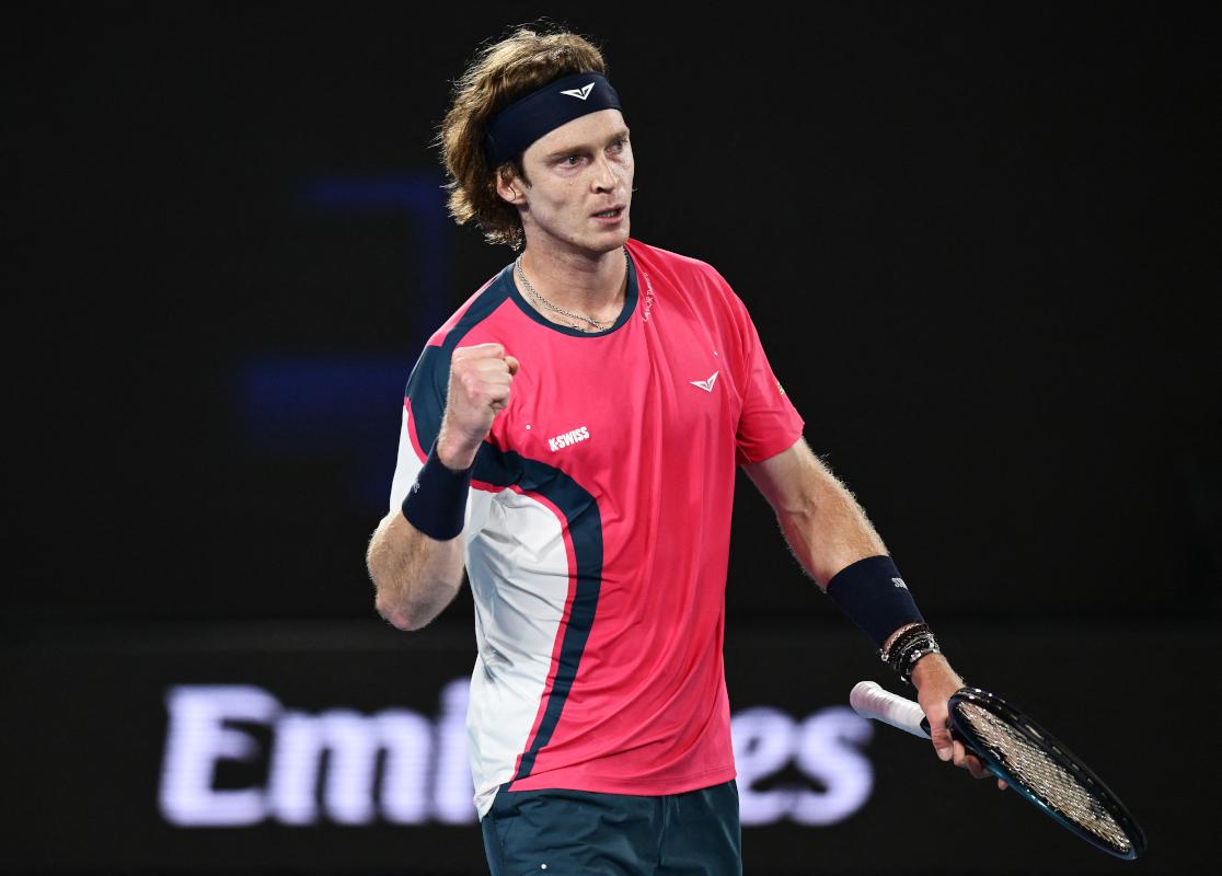 Rublev domine De Minaur sur sa huitième balle de match et accède aux demi-finales à Doha