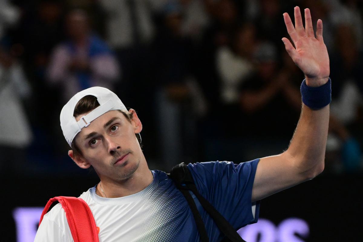 Vidéo - de Minaur se blesse à l’oreille avec sa propre raquette
