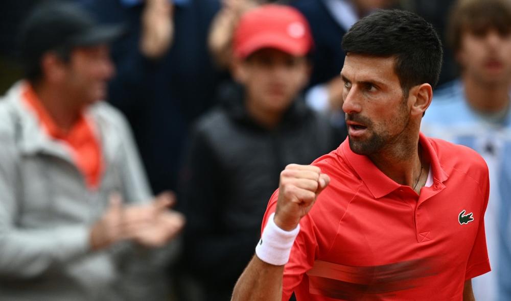 Vidéo - Djokovic aperçu à vélo dans les rues de Paris 