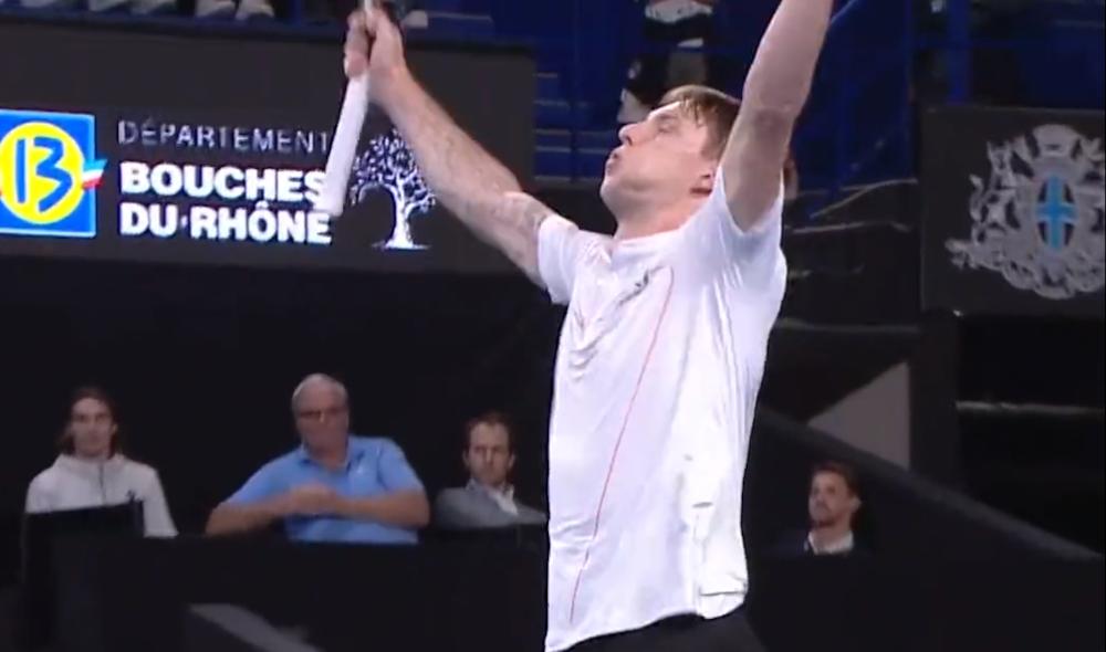 Bublik sauve 2 balles de match consécutives pour battre Dimitrov et se hisser en demies à Marseille