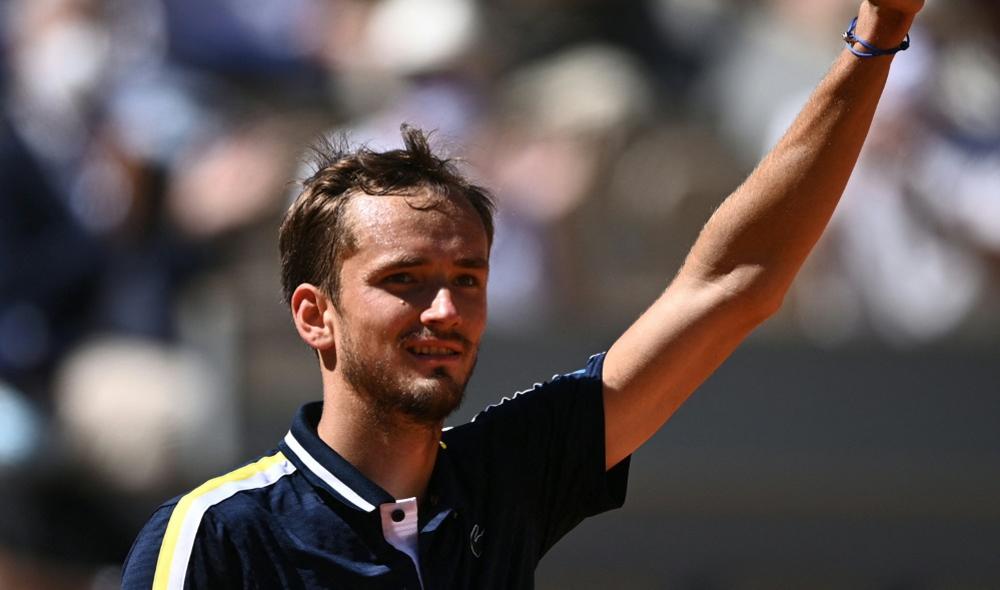 Medvedev rejoint Tsitsipas en quarts 