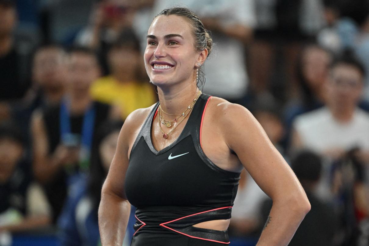 Sabalenka en patronne à Wuhan : la numéro 1 mondiale écarte Samsonova sans forcer et rejoint les quarts