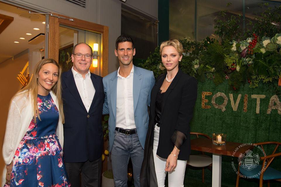 Novak et Jelena Djokovic ont déjeuné ce mardi midi avec le Prince Albert II et la Princesse Charlène de Monaco dans leur nouveau restaurant.