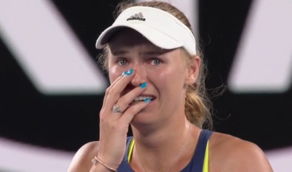 Les larmes de Wozniacki après s'être écroulée sur le court suite à la balle de match