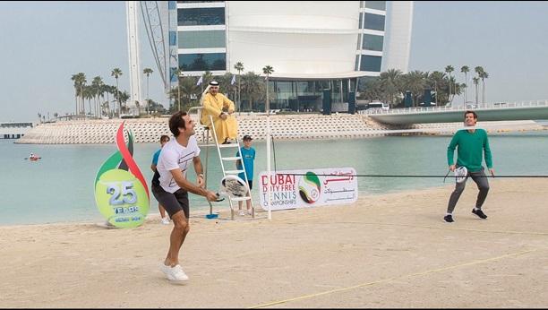 Federer et Murray ont participé à un match de tennis de plage en face de l'emblématique Burj Al Arab en prélude du Dubaï Duty FTC.