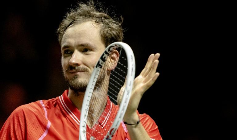 Medvedev étouffe Sinner en finale à Rotterdam