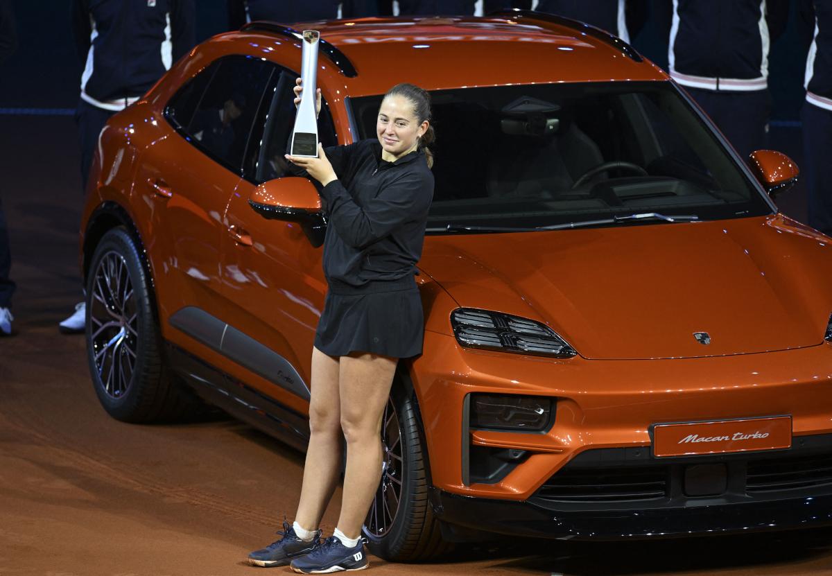 Vidéo - Ostapenko se met au volant de sa voiture gagnée sur le court de Stuttgart