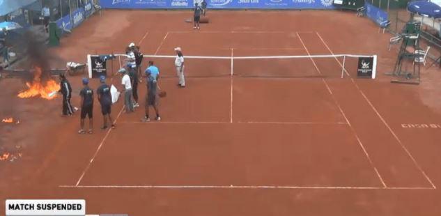 Scène insolite au challenger de Casablanca 2, où, après une averse, les organisateurs ont mis le feu au terrain pour le faire sécher !