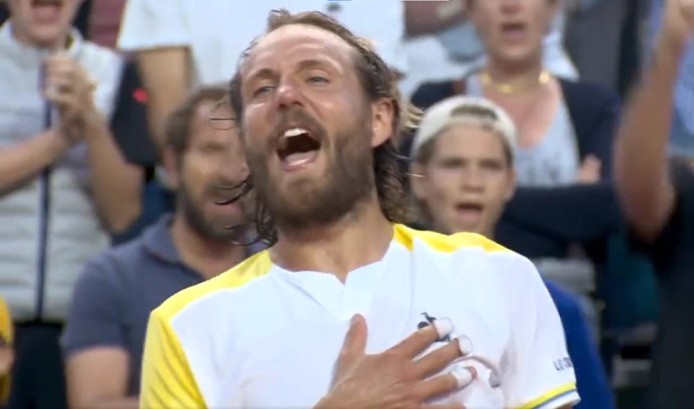 Moment de communion intense entre Pouille et le public sur le Court 14.