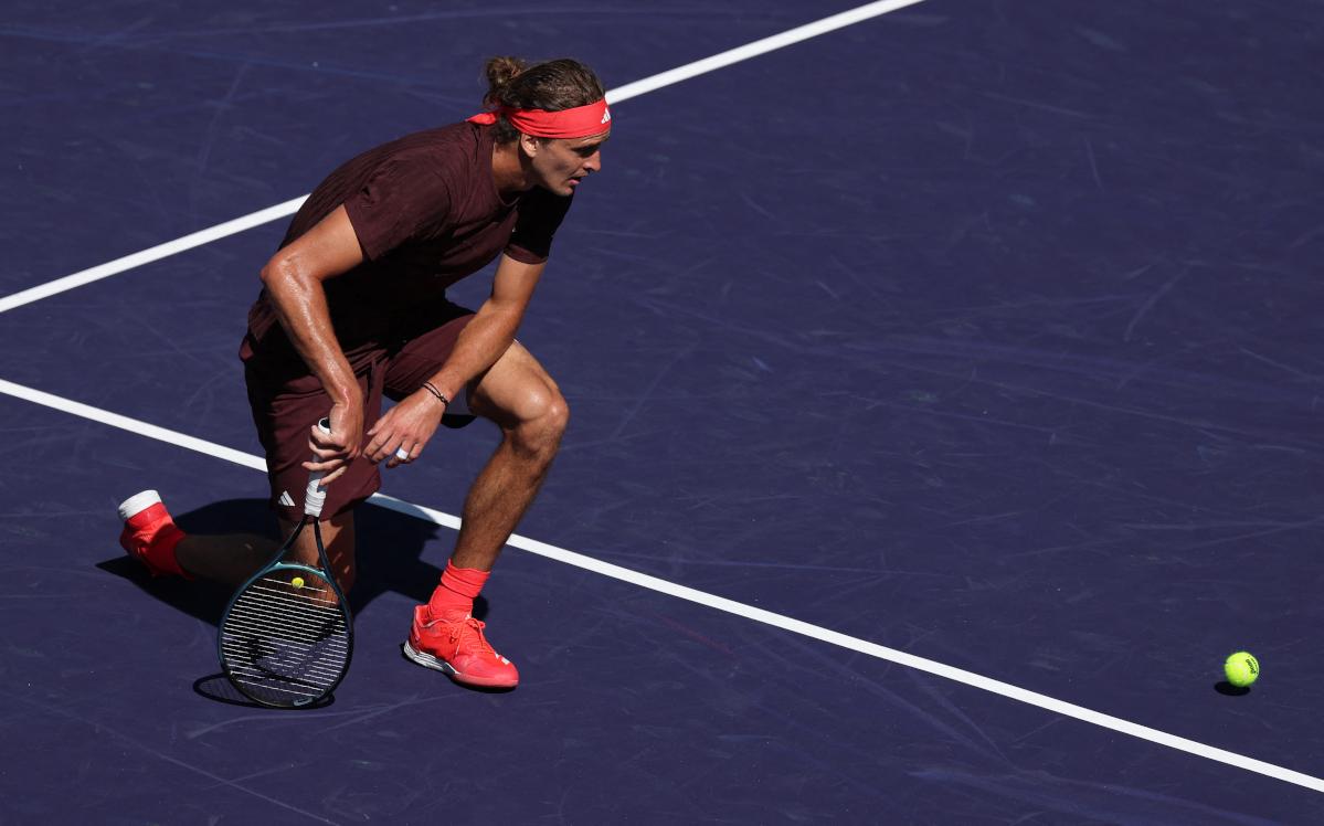 Vidéo - Zverev prend en photo une marque d’une balle qu’il juge faute