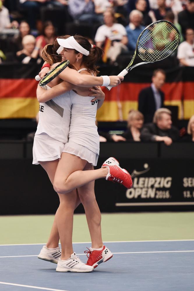 La dernière fois que Hingis a atteint les demi-finales de Fed Cup en 1998, sa partenaire de double Bencic n'était âgée que d'un mois !