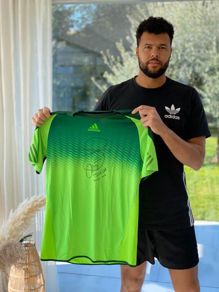 Tsonga a mis son maillot dédicacé de Toronto 2014 aux enchères au profit de la Fondation Hôpitaux de Paris-Hôpitaux de France.