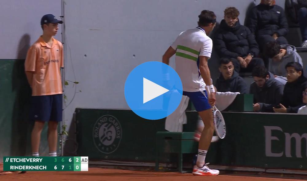 Vidéo - Rinderknech se blesse en tapant dans une pancarte publicitaire à Roland-Garros