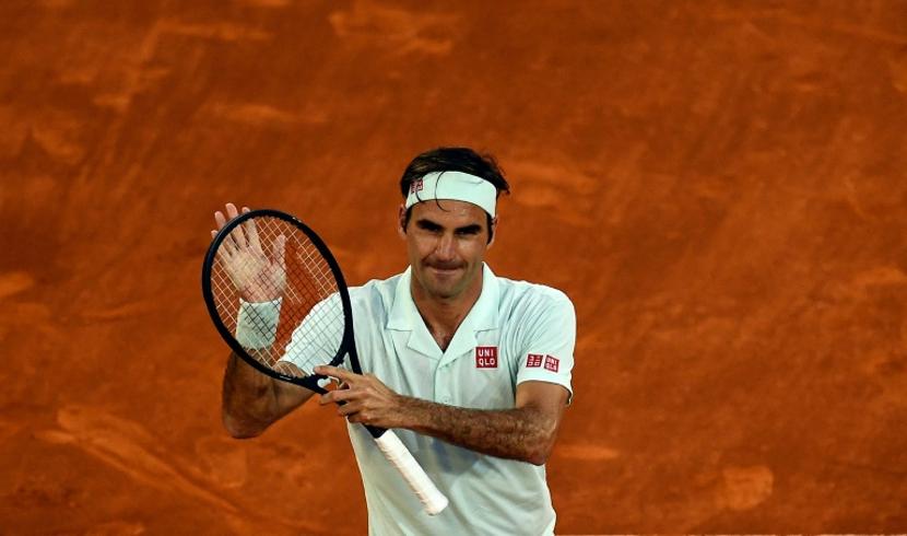 Federer saves 2 match points after breaking back in the 3rd set to beat Monfils in Madrid