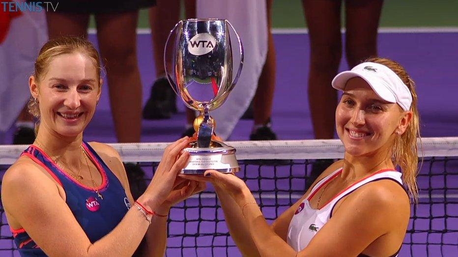 Makarova/Vesnina remportent les WTA Finals pour la première fois de leurs carrières en s'imposant face à Mattek-Sands/Safarova 7/6 6/3.