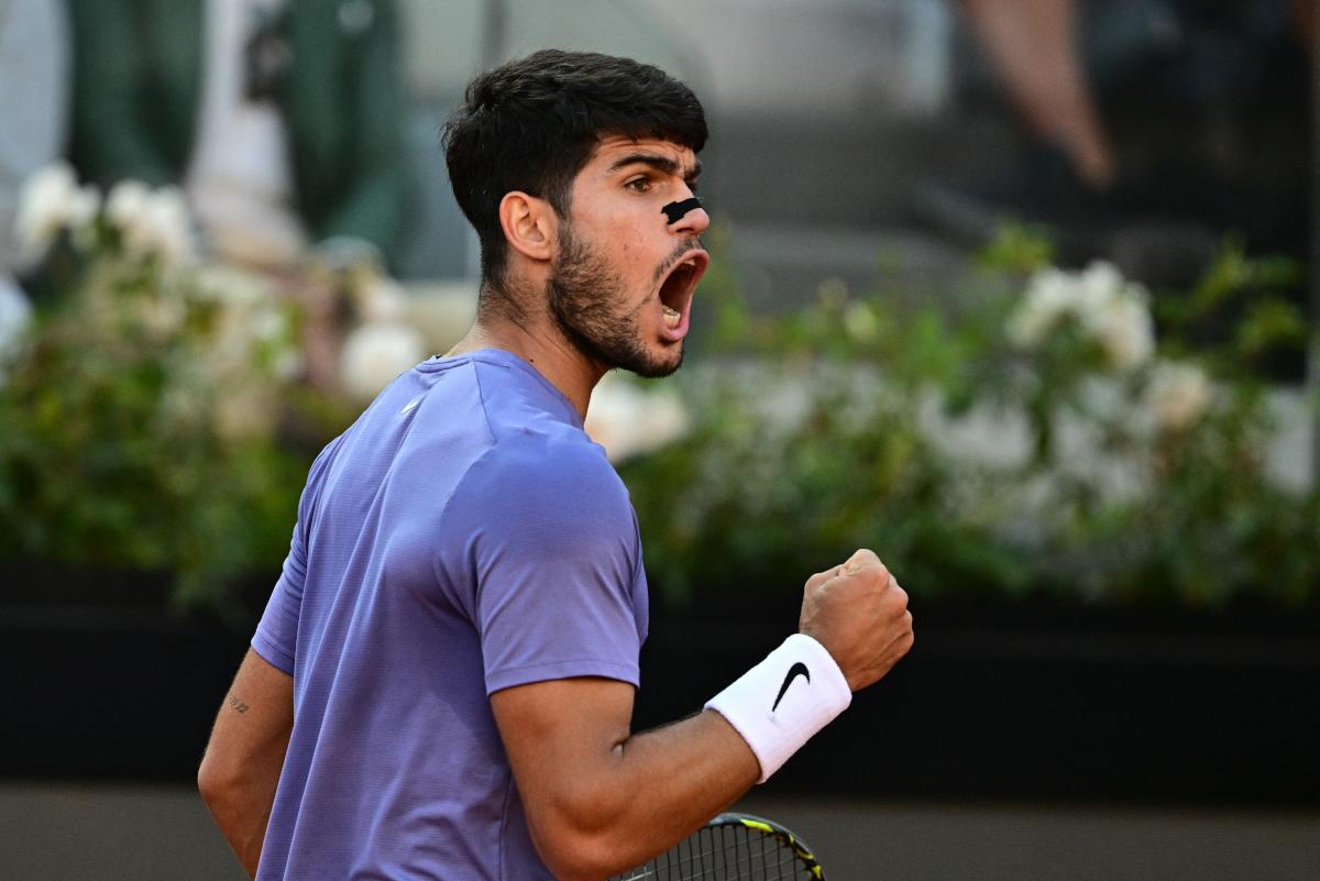 Alcaraz lâche un set contre Marozsan mais se qualifie pour le troisième tour de Roland-Garros
