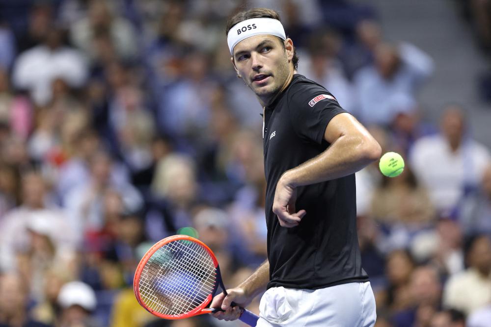 Fritz 在對陣 Garin 的比賽中大獲全勝，晉級澳洲公開賽第三輪