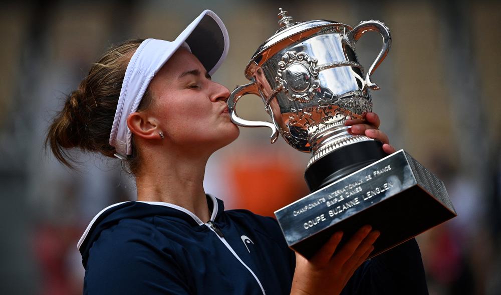 Krejcikova avec Pierce, Navratilova, Ruzici, Evert, Court et King dans la légende en gagnant Roland Garros simple et double la même année.