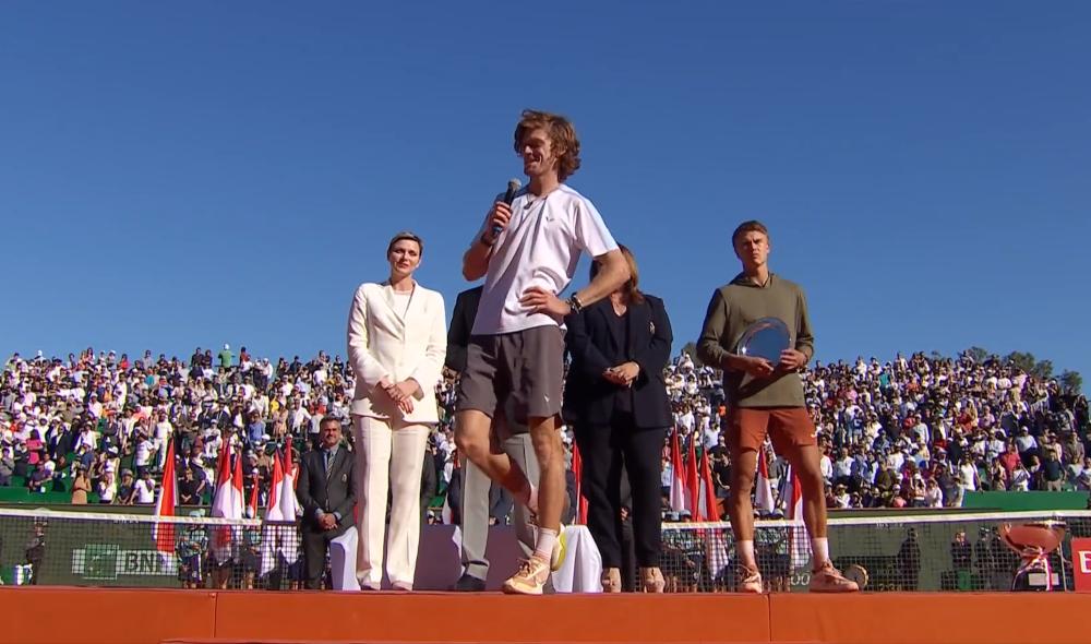 Les remerciements suggestivement engagés de Rublev à Monte-Carlo : Merci à vous tous (au public). Car venir du pays dont je viens (la Russie) et être encouragé partout où je vais à travers le monde, ça signifie beaucoup. Donc merci énormément, merci 