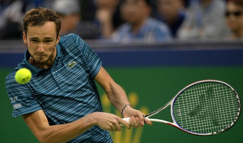 Medvedev trop solide pour Tsitsipas à Shanghai
