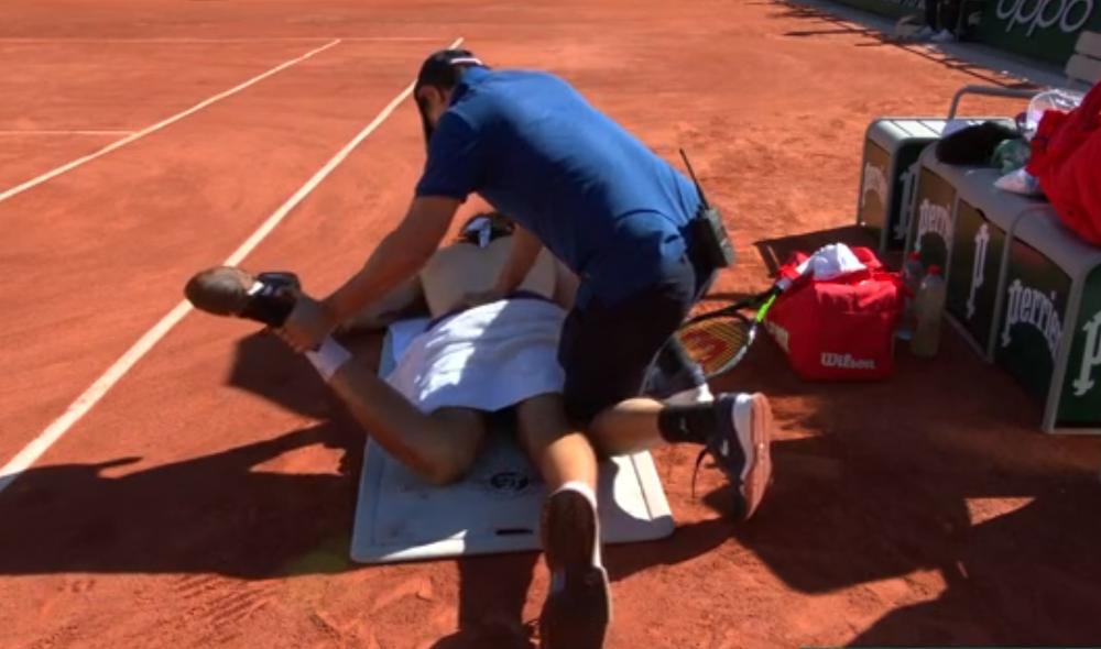 Tsitsipas fait appel au kiné face à Djokovic