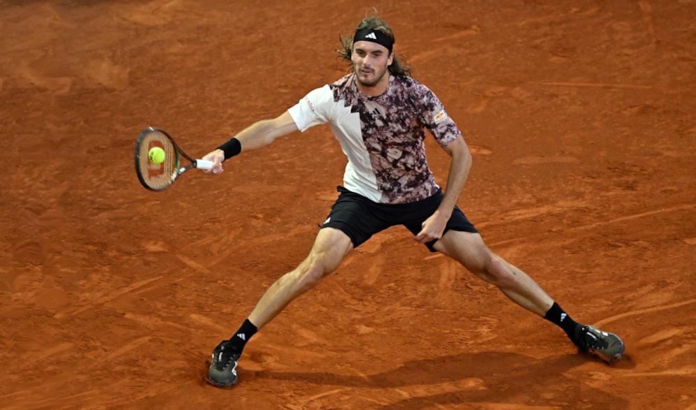 Tsitsipas défiera Medvedev en demies à Rome.
