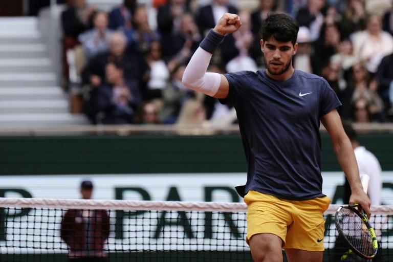 Un an après, Alcaraz mate encore Tsitsipas et rejoint Sinner en demi-finale ! 